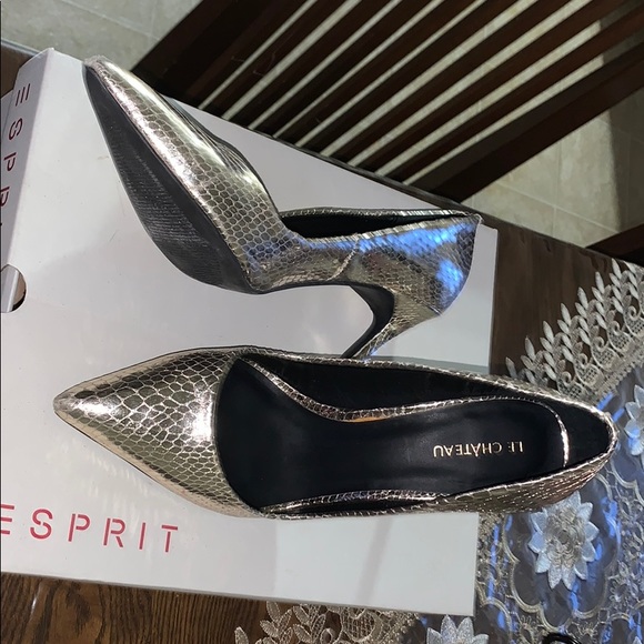 high heel shoes on gold - Picture 3 of 5